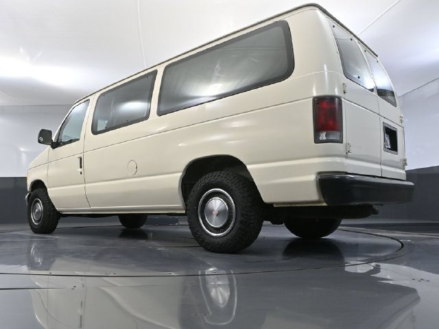 Used 1995 Ford E-150 and Econoline 150 Club Wagon RWD image 35