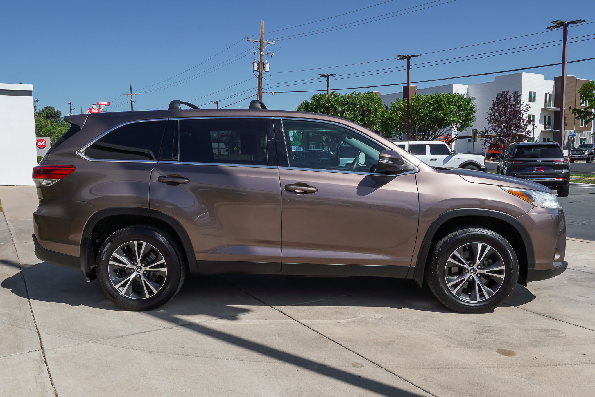 Used 2019 Toyota Highlander LE AWD/4WD image 9