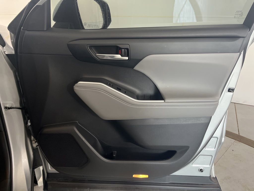 Used 2022 Toyota Highlander XLE AWD/4WD image 32