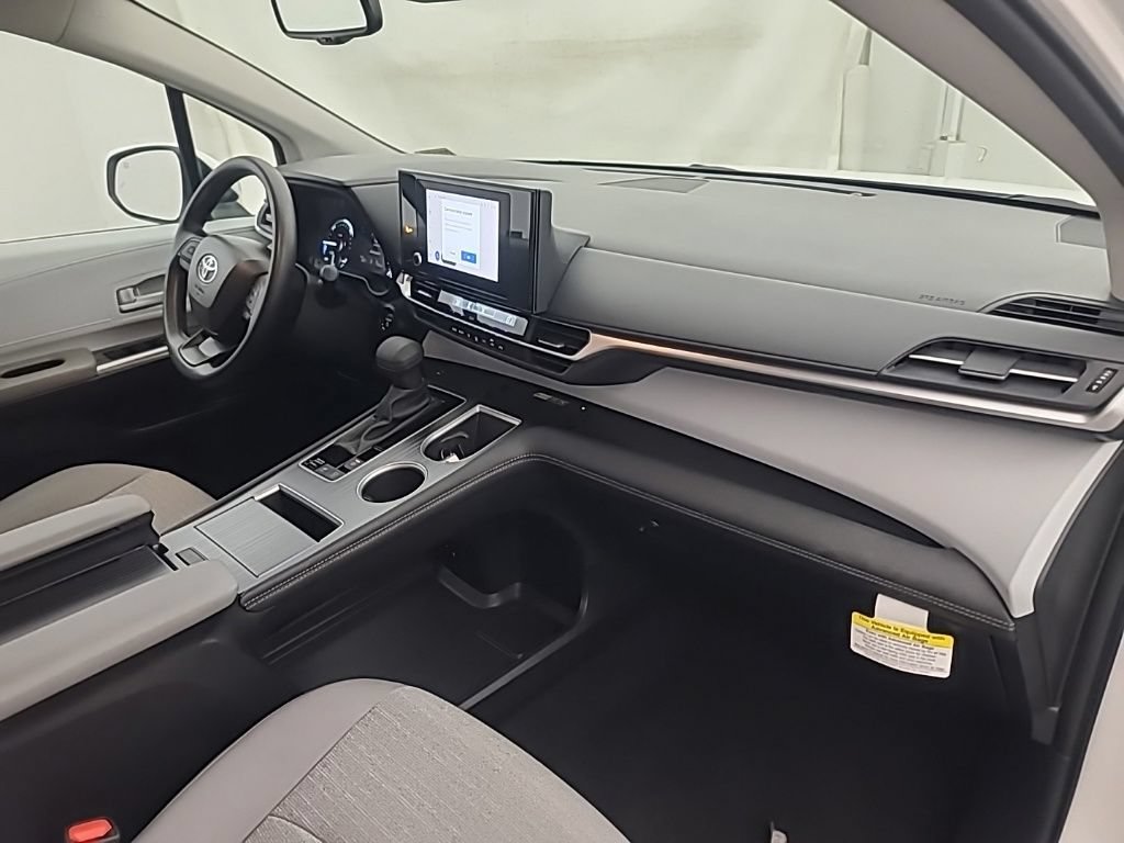 Used 2026 Toyota Sienna LE FWD image 14