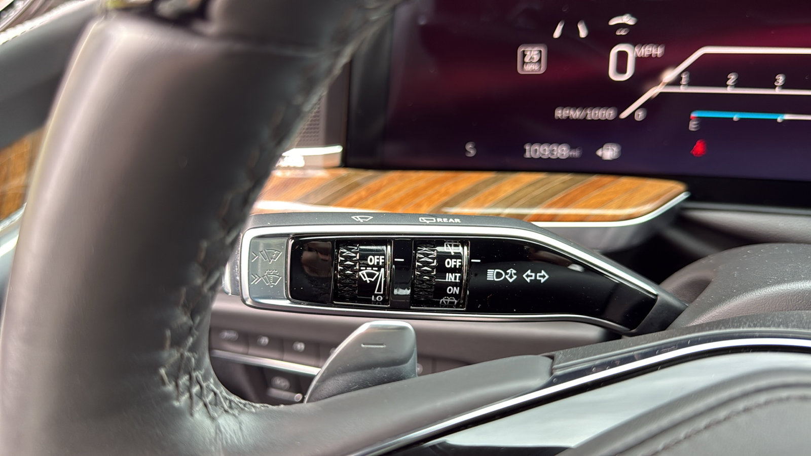 Used 2025 Cadillac Escalade Premium Luxury Platinum image 15