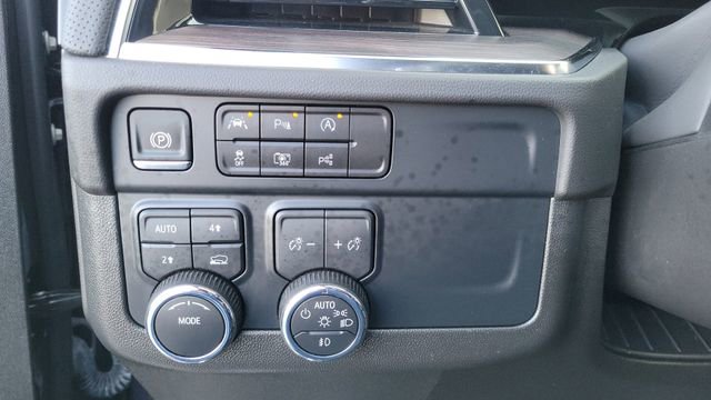 Used 2025 Chevrolet Suburban Premier image 25