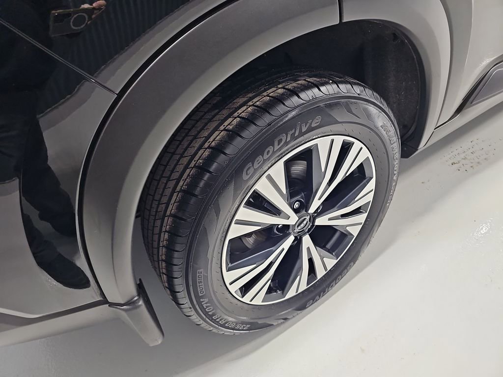 Used 2023 Nissan Rogue SV image 14