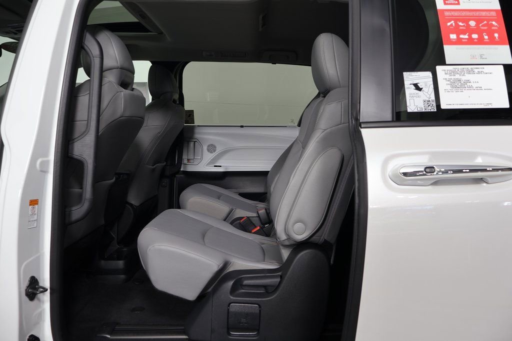 Used 2026 Toyota Sienna XLE FWD image 11