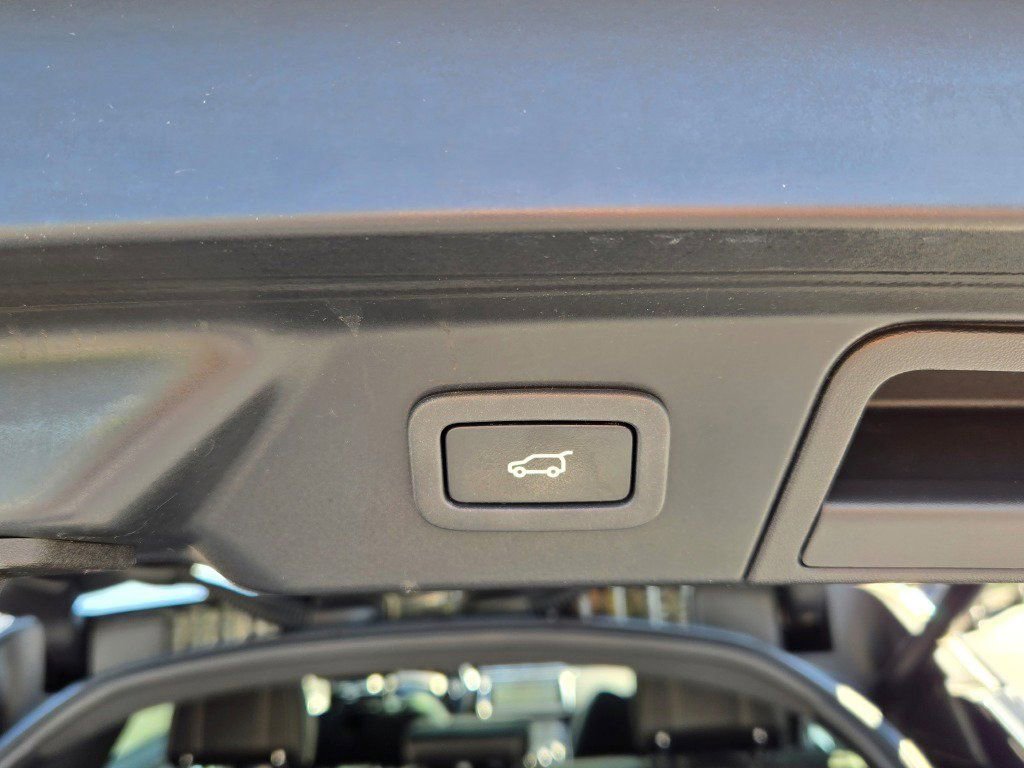 Used 2018 Land Rover Range Rover Velar R-Dynamic SE AWD/4WD image 13