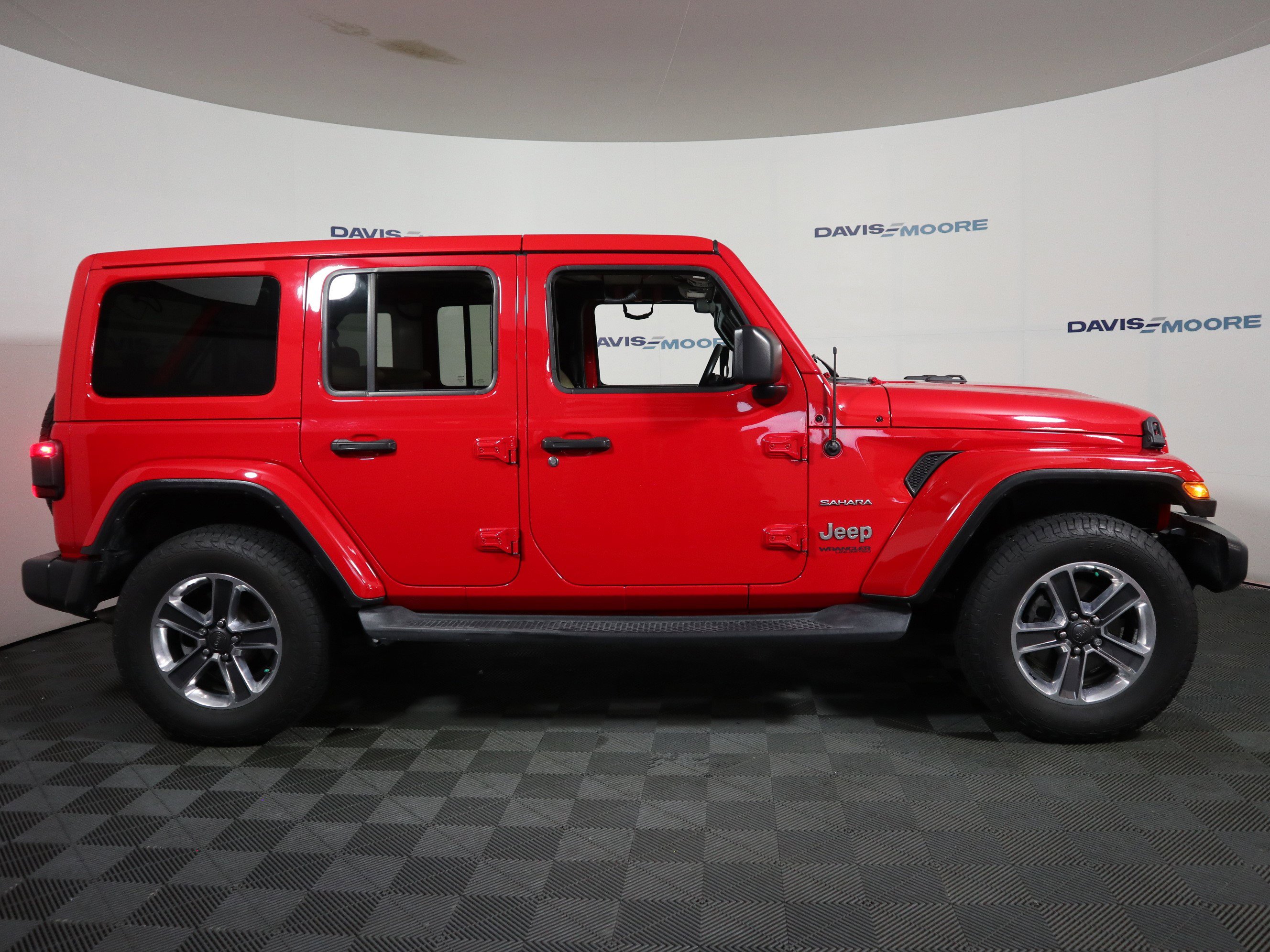Used 2018 Jeep Wrangler Unlimited Sahara AWD/4WD image 4