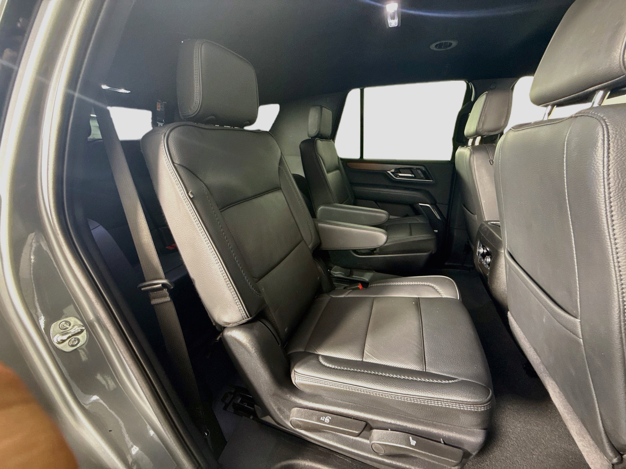 Used 2025 GMC Yukon Denali RWD image 27