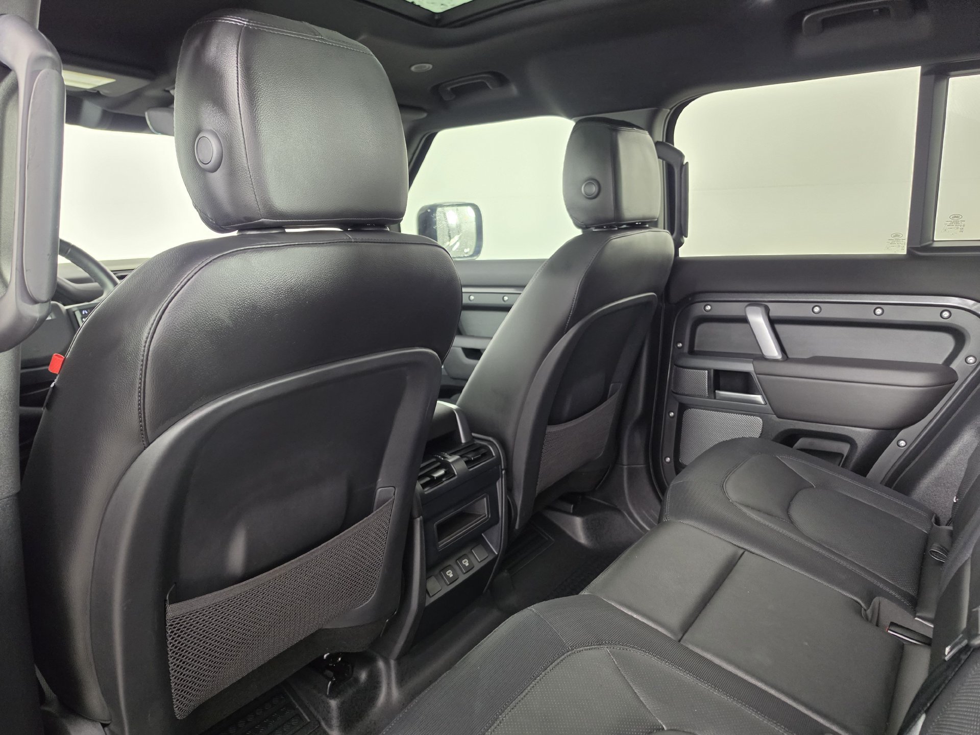Used 2024 Land Rover Defender 110 X-Dynamic SE AWD/4WD image 25