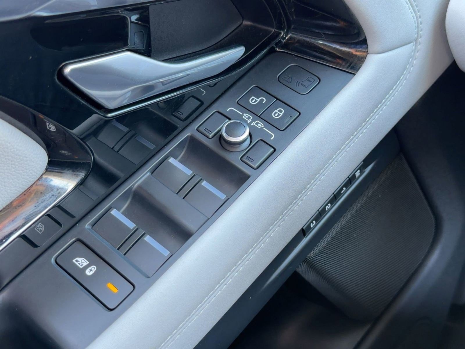 Used 2020 Land Rover Range Rover Evoque R-Dynamic SE image 11