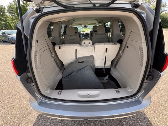 Used 2018 Chrysler Pacifica Limited w/ Advanced Safetytec Group FWD image 27