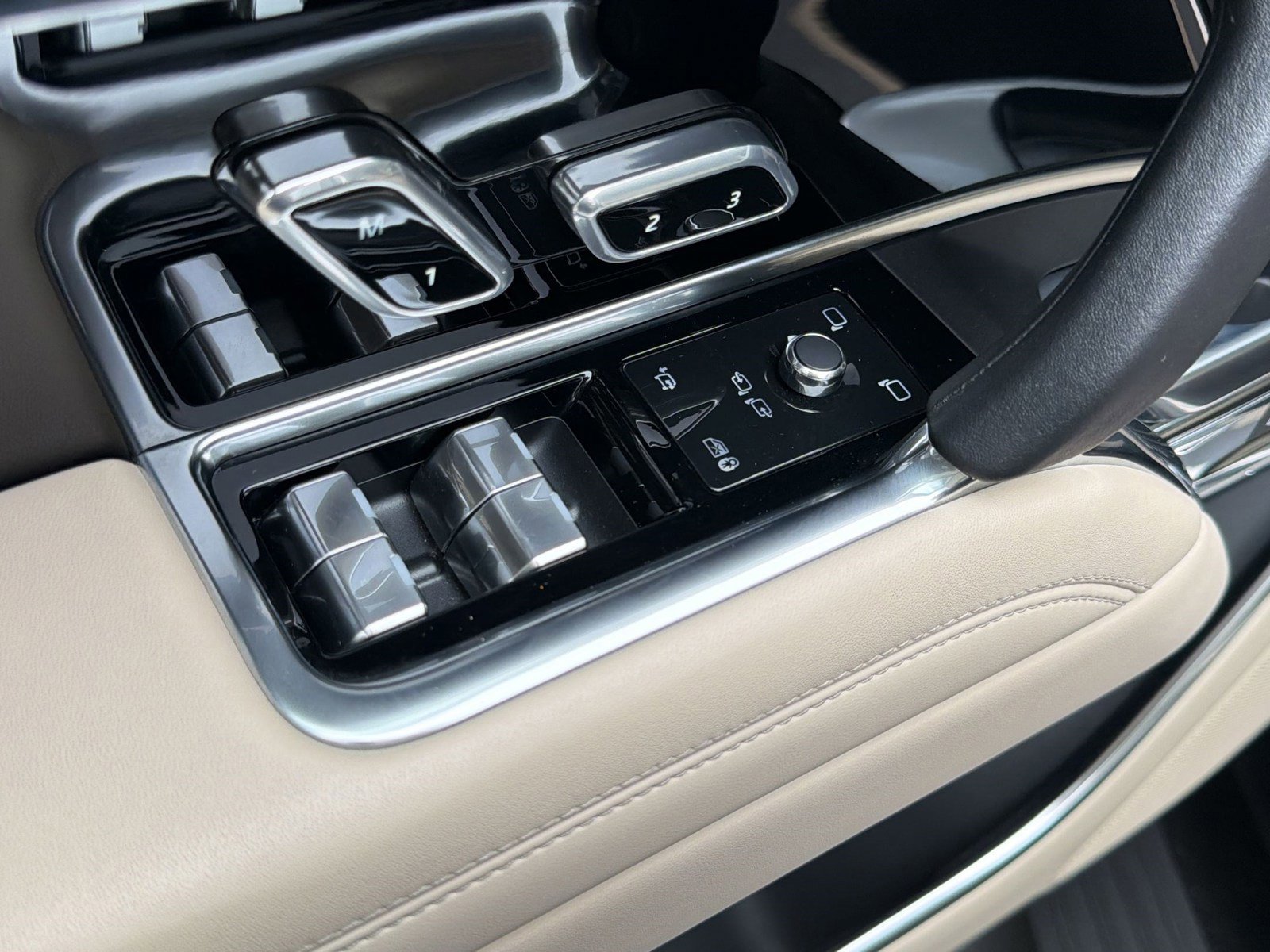 Certified 2023 Land Rover Range Rover SE image 14