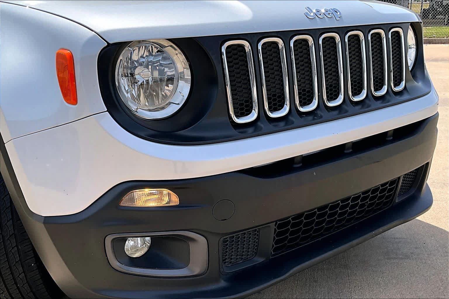 Used 2018 Jeep Renegade Latitude FWD image 28