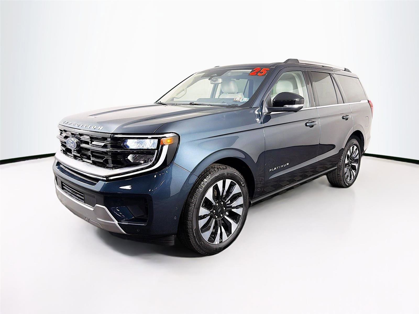 Used 2025 Ford Expedition Platinum w/ Driver's Package AWD/4WD image 3