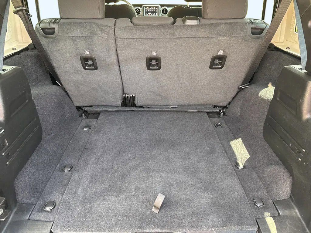 Used 2021 Jeep Wrangler Unlimited Sahara AWD/4WD image 31