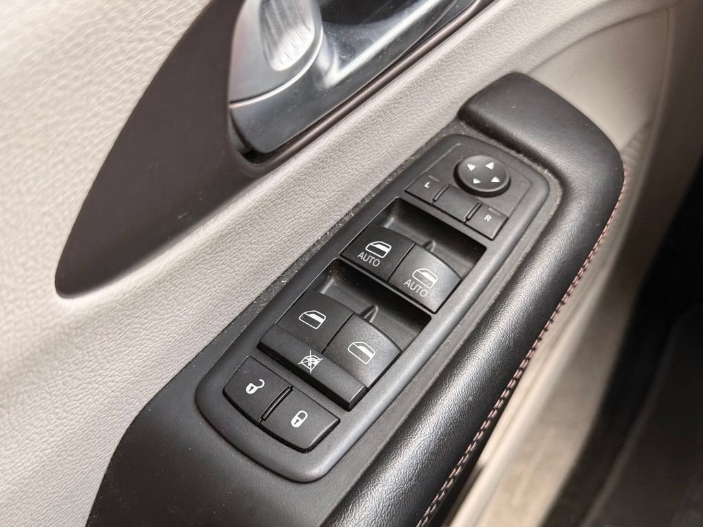Used 2017 Chrysler Pacifica Touring w/ Tire & Wheel Group FWD image 17