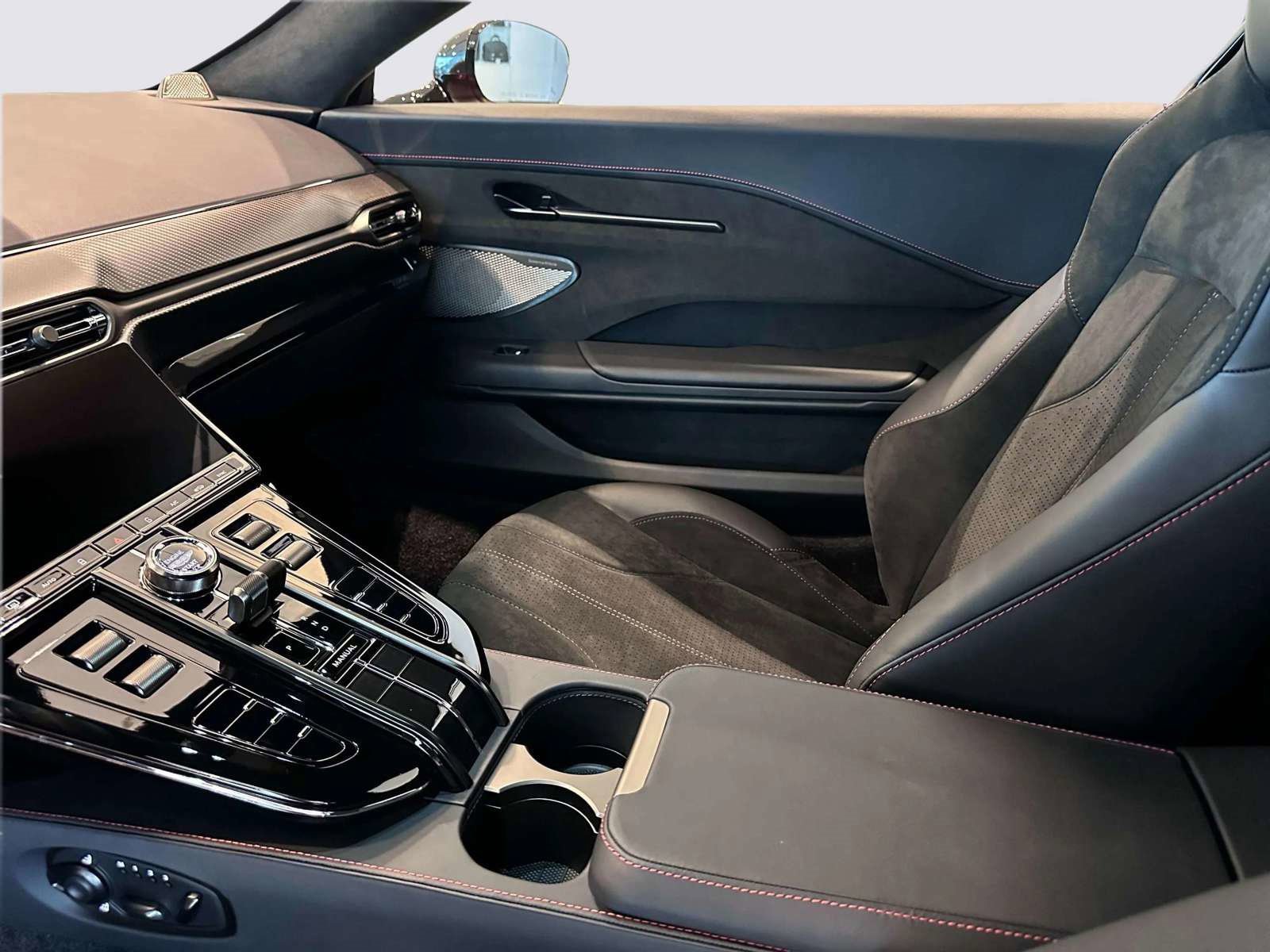 New 2025 Aston Martin V8 Vantage Coupe image 12