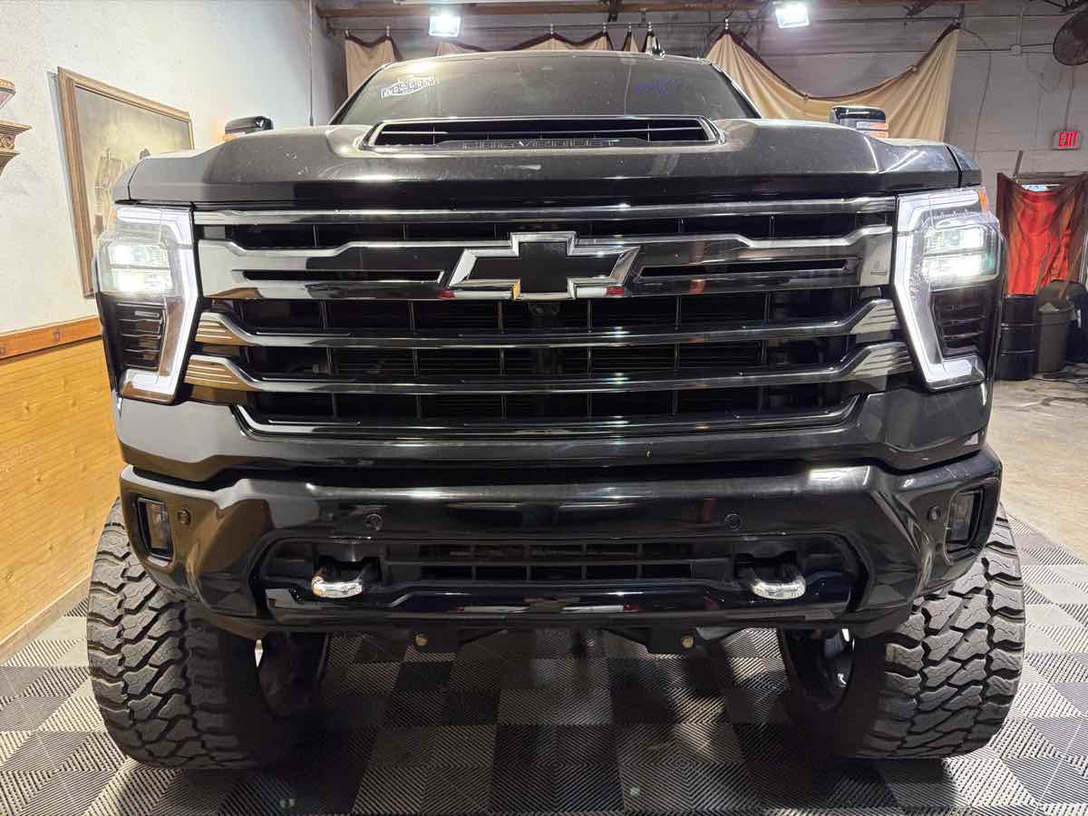 Used 2024 Chevrolet Silverado 2500 High Country w/ Midnight Edition AWD/4WD image 3
