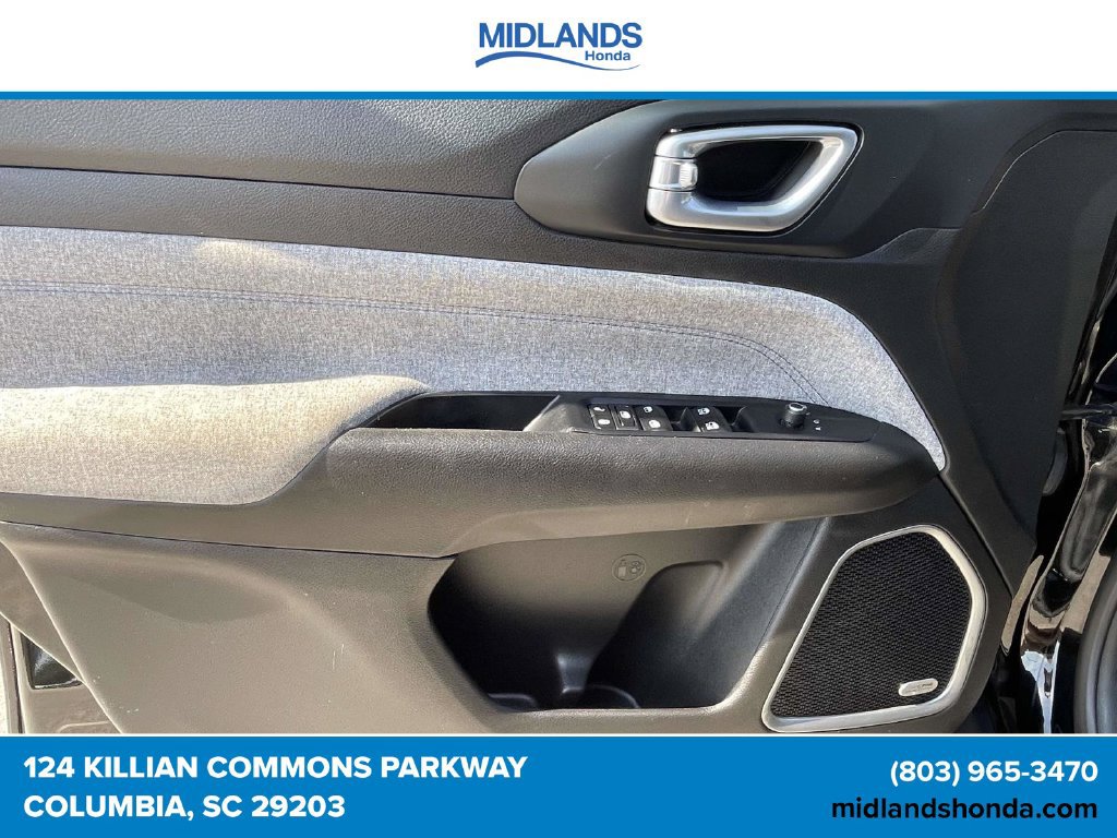 Used 2025 Jeep Compass Latitude w/ Sun & Sound Group AWD/4WD image 17