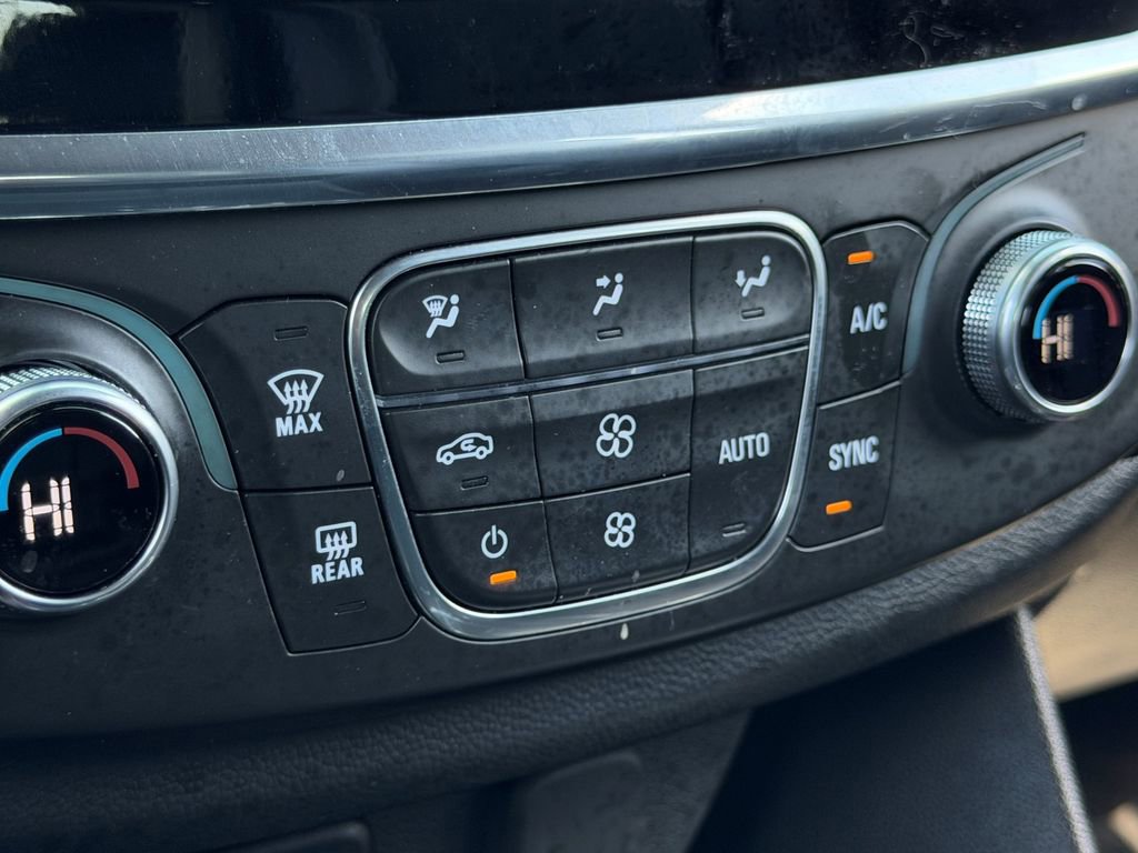 Used 2023 Chevrolet Traverse LT image 24