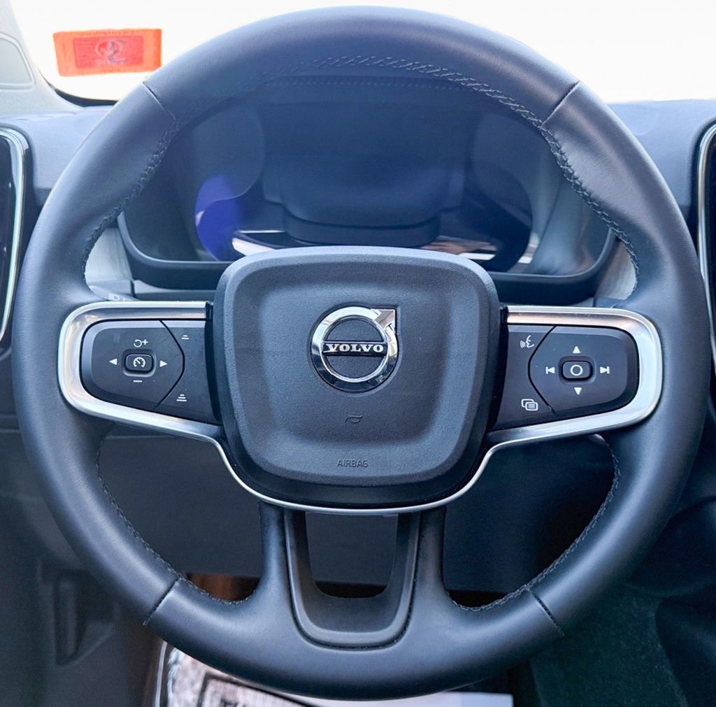 Used 2025 Volvo XC40 B5 Core image 18