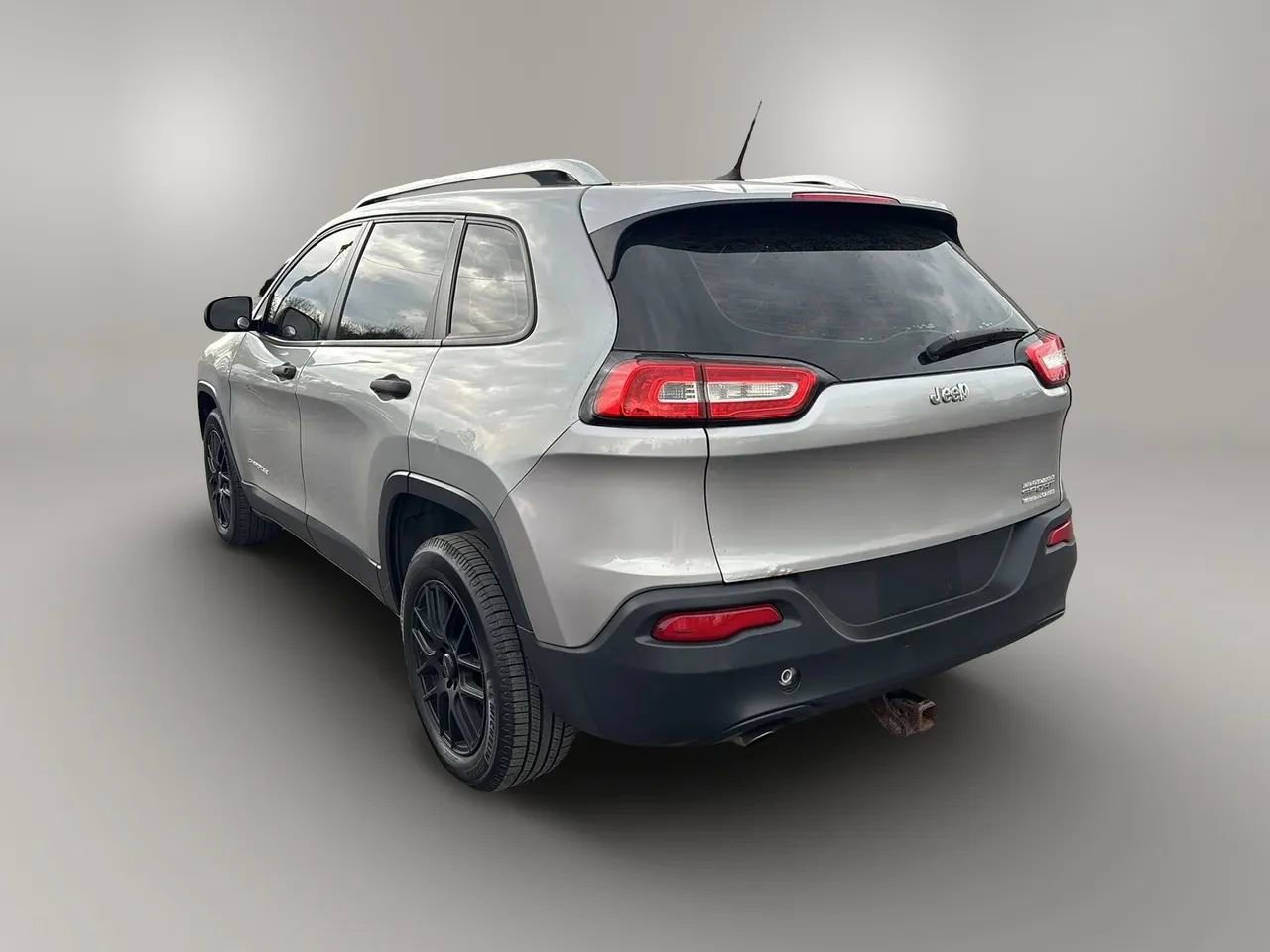 Used 2015 Jeep Cherokee Sport w/ Cold Weather Group FWD image 3