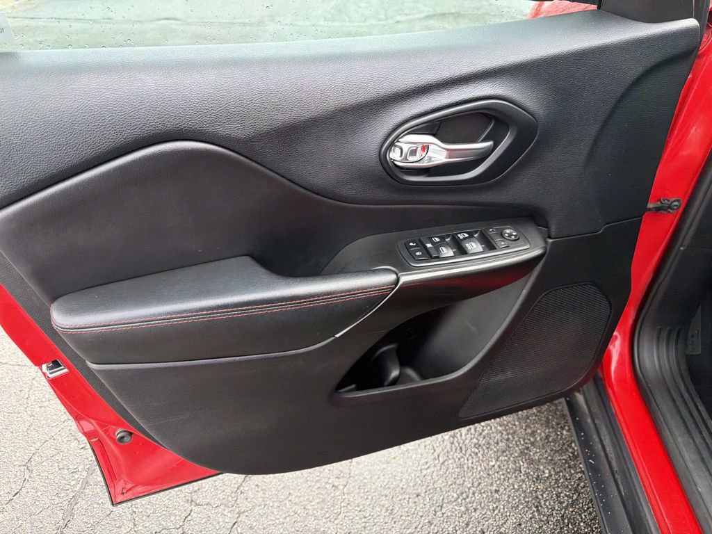 Used 2019 Jeep Cherokee Trailhawk w/ Cold Weather Group image 19