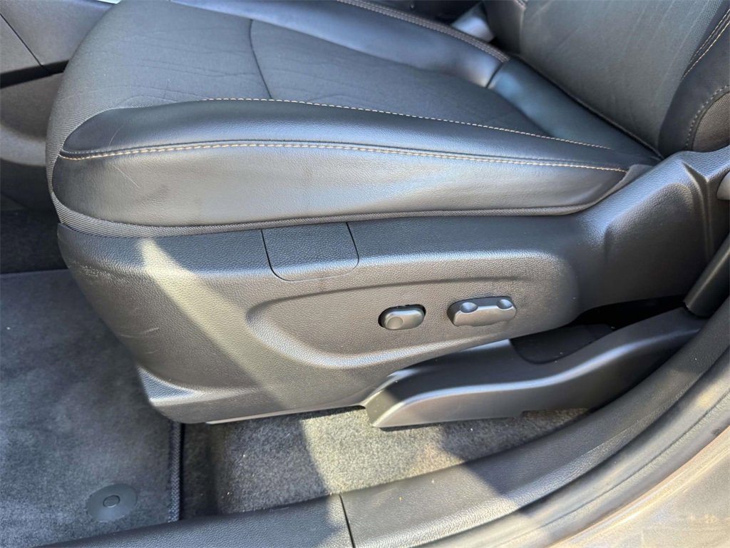 Used 2021 Chevrolet Trax LT w/ LT Convenience Package image 18