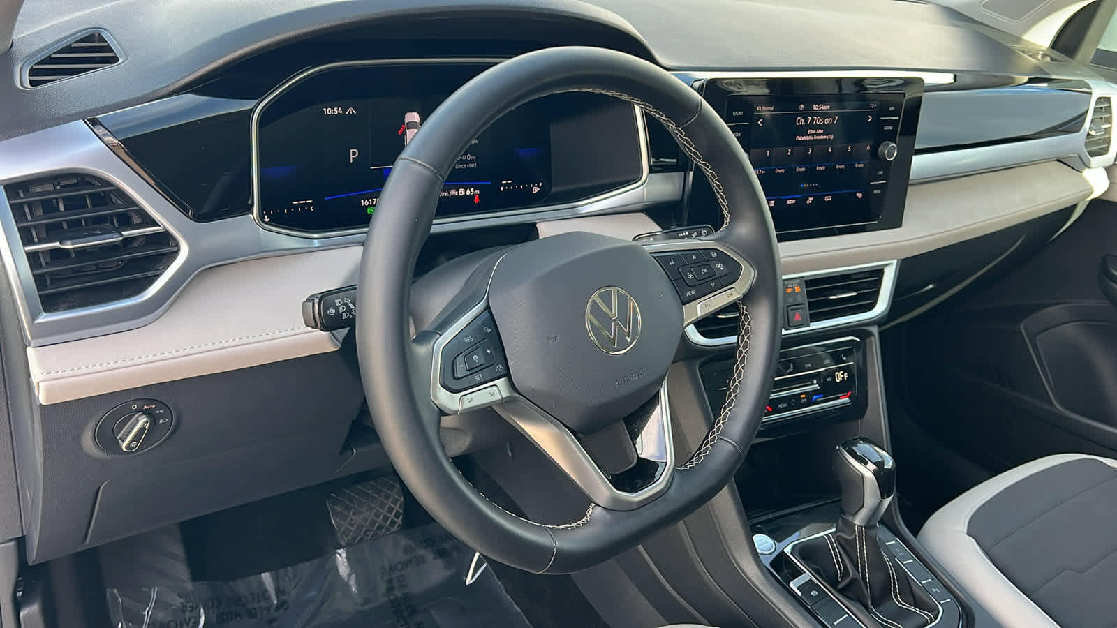 Used 2025 Volkswagen Taos SE w/ Panoramic Sunroof Package image 10