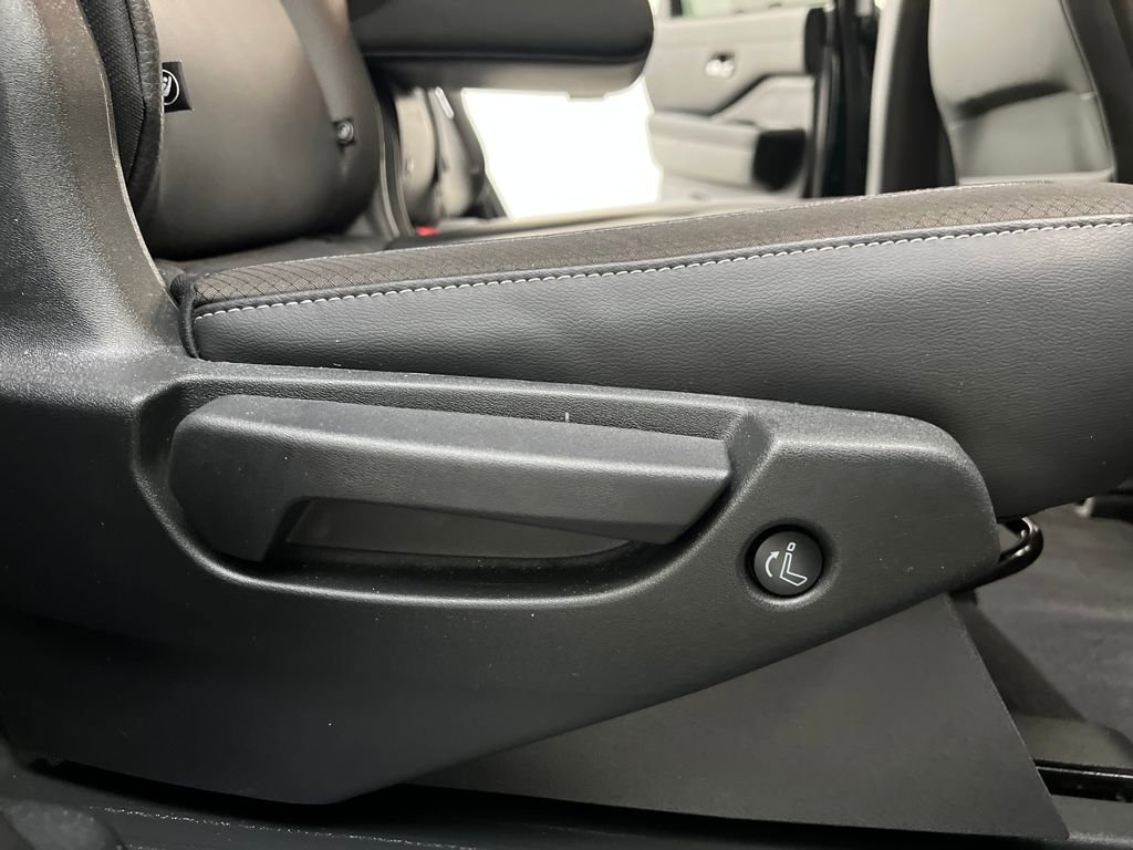 Used 2025 Nissan Pathfinder SL FWD image 18