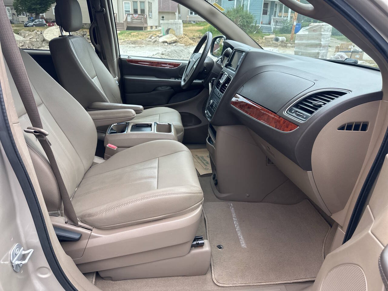 Used 2016 Chrysler Town & Country Touring FWD image 13