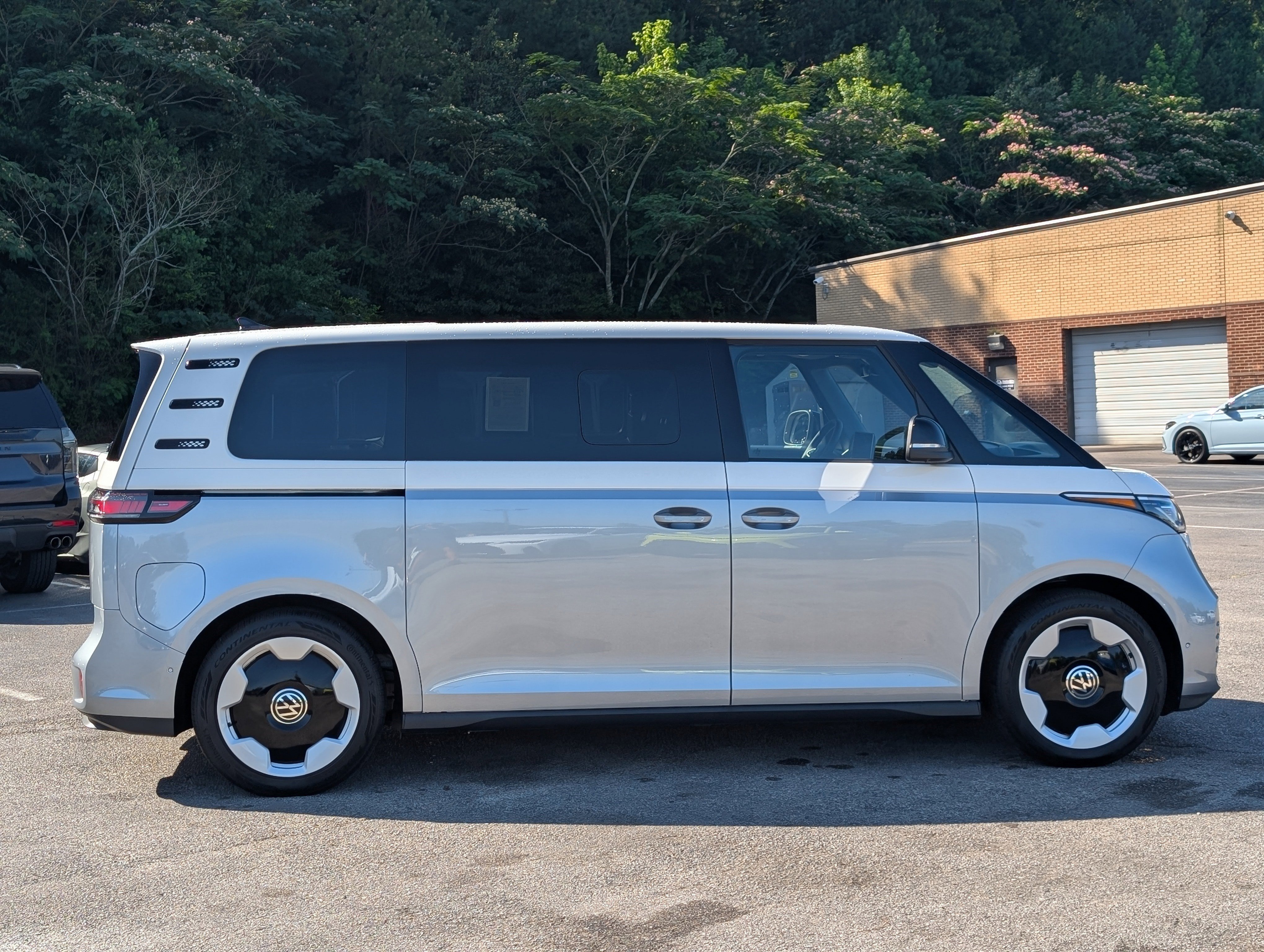 Used 2025 Volkswagen ID. Buzz Pro S Plus RWD image 10