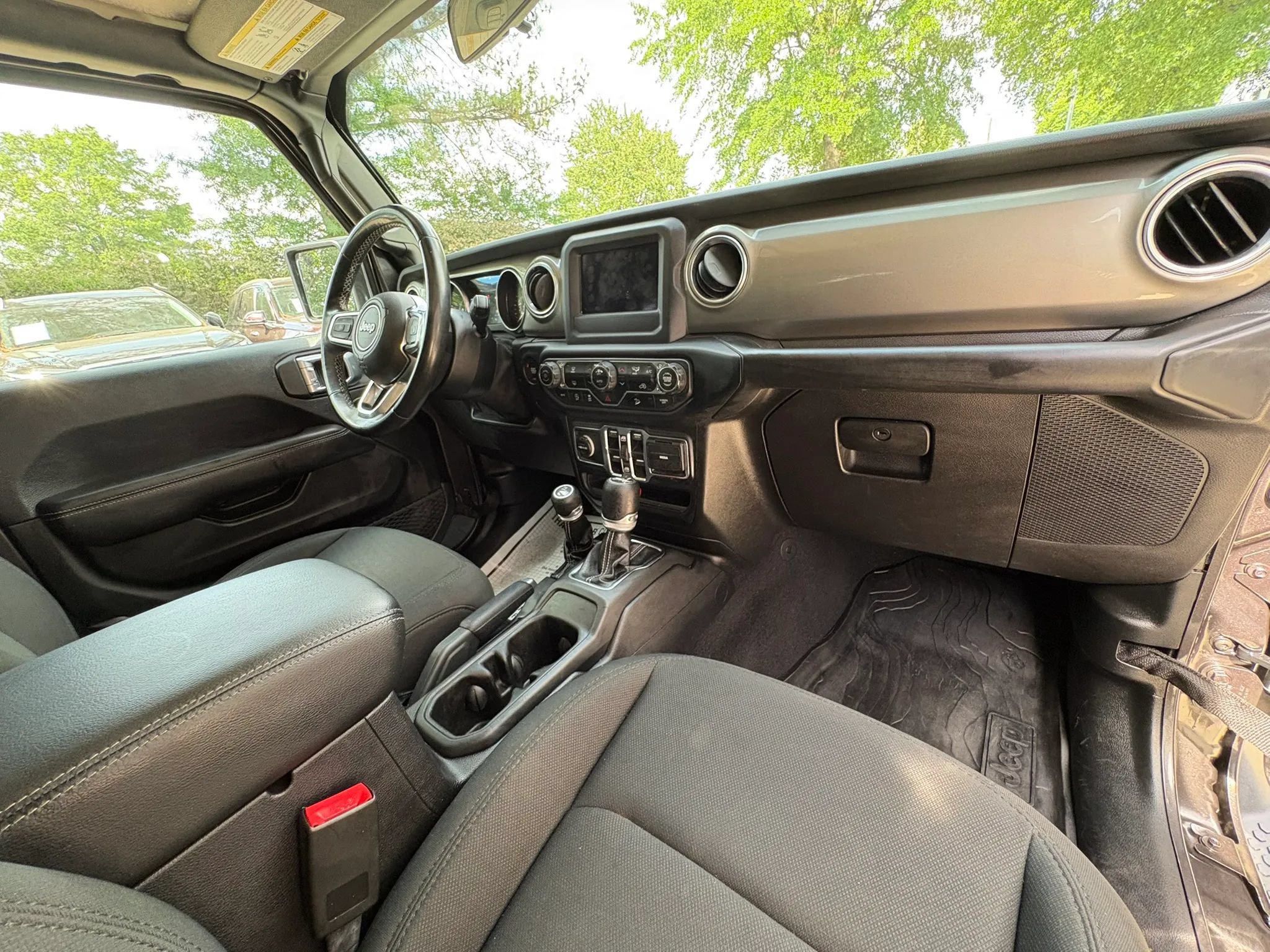 Used 2019 Jeep Wrangler Unlimited Sahara w/ LED Lighting Group AWD/4WD image 10