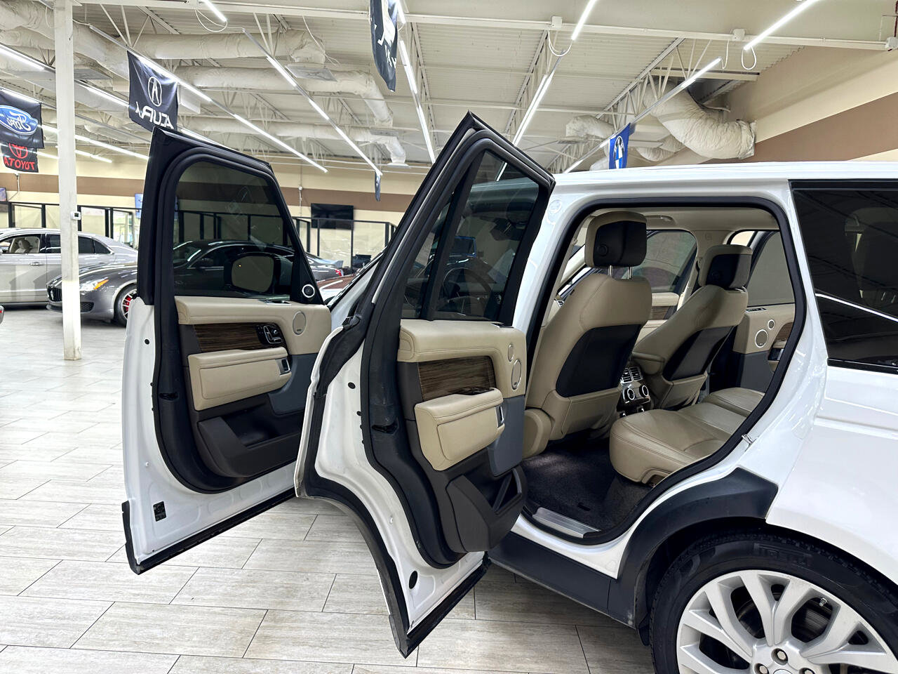 Used 2019 Land Rover Range Rover image 12