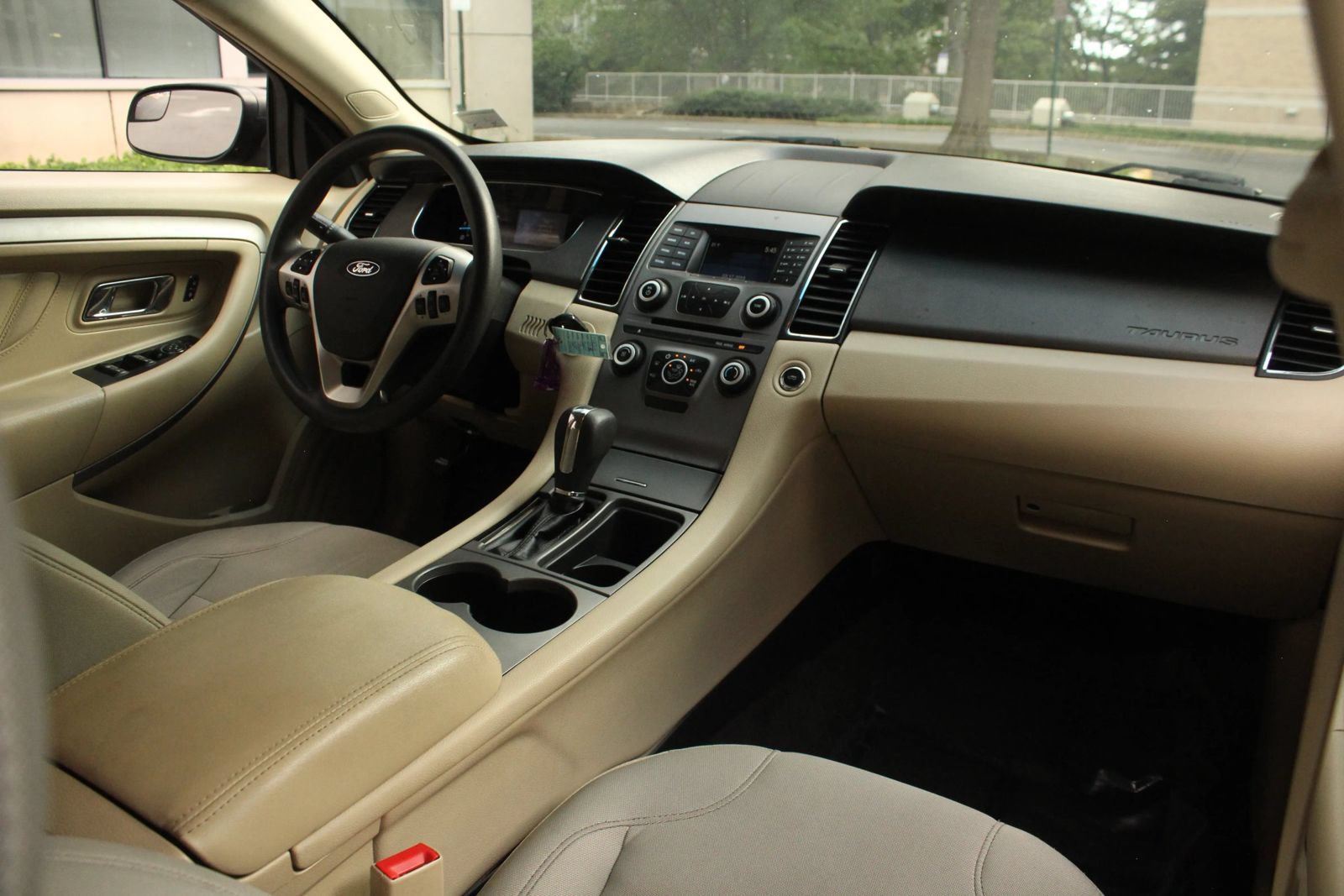 Used 2016 Ford Taurus SE FWD image 25