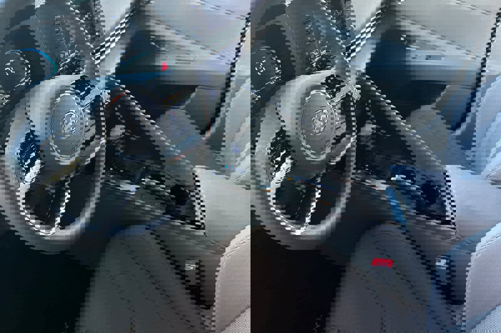 Used 2025 Hyundai Elantra SE image 12