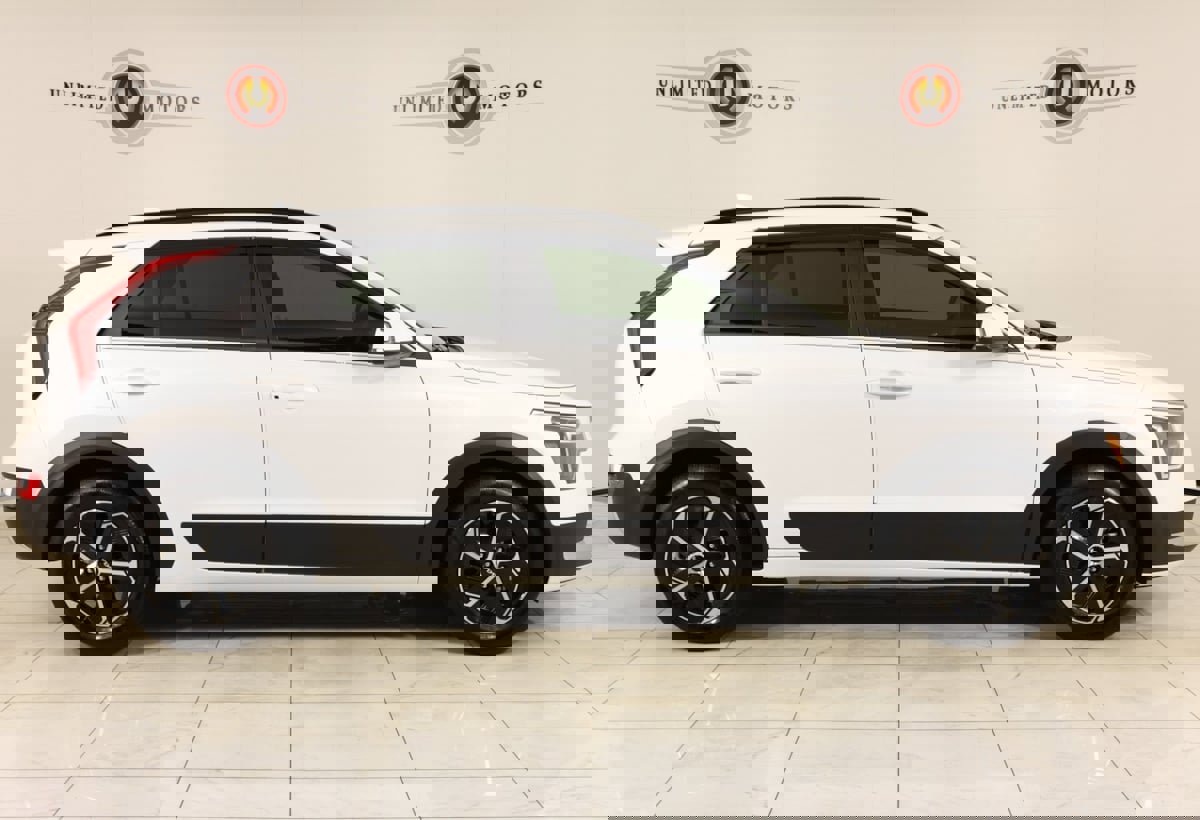 Used 2024 Kia Niro EX image 2