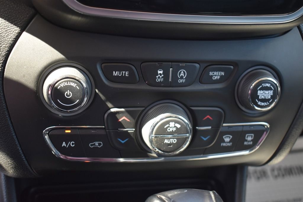 Used 2019 Jeep Cherokee Limited FWD image 33