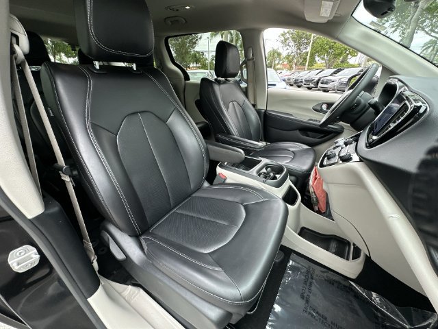 Used 2023 Chrysler Pacifica Touring-L FWD image 27