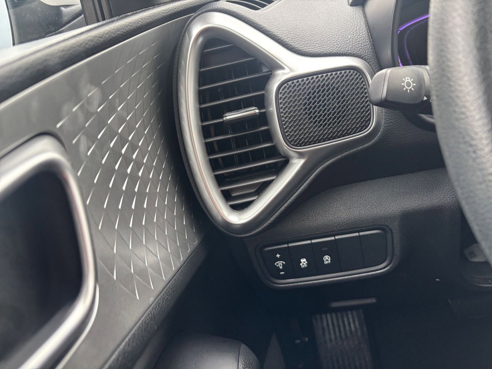 Used 2025 Kia Soul LX w/ LX Technology Package image 32