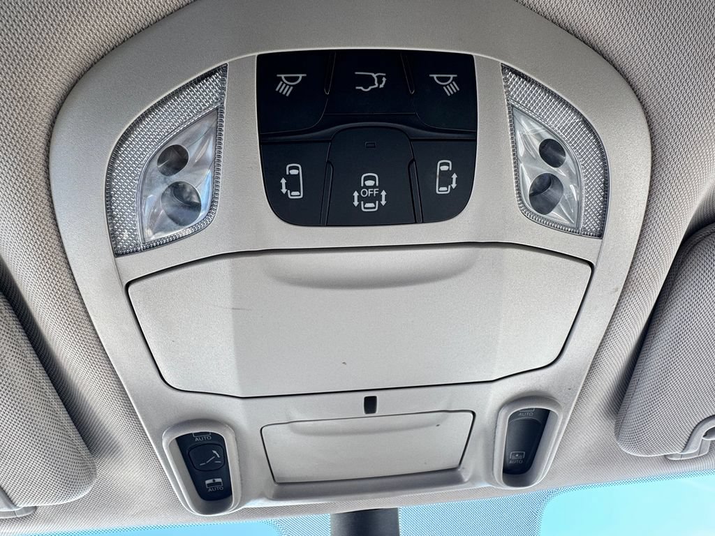 Used 2023 Chrysler Pacifica Limited FWD image 28