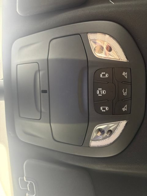 Used 2025 Chrysler Pacifica Select FWD image 12