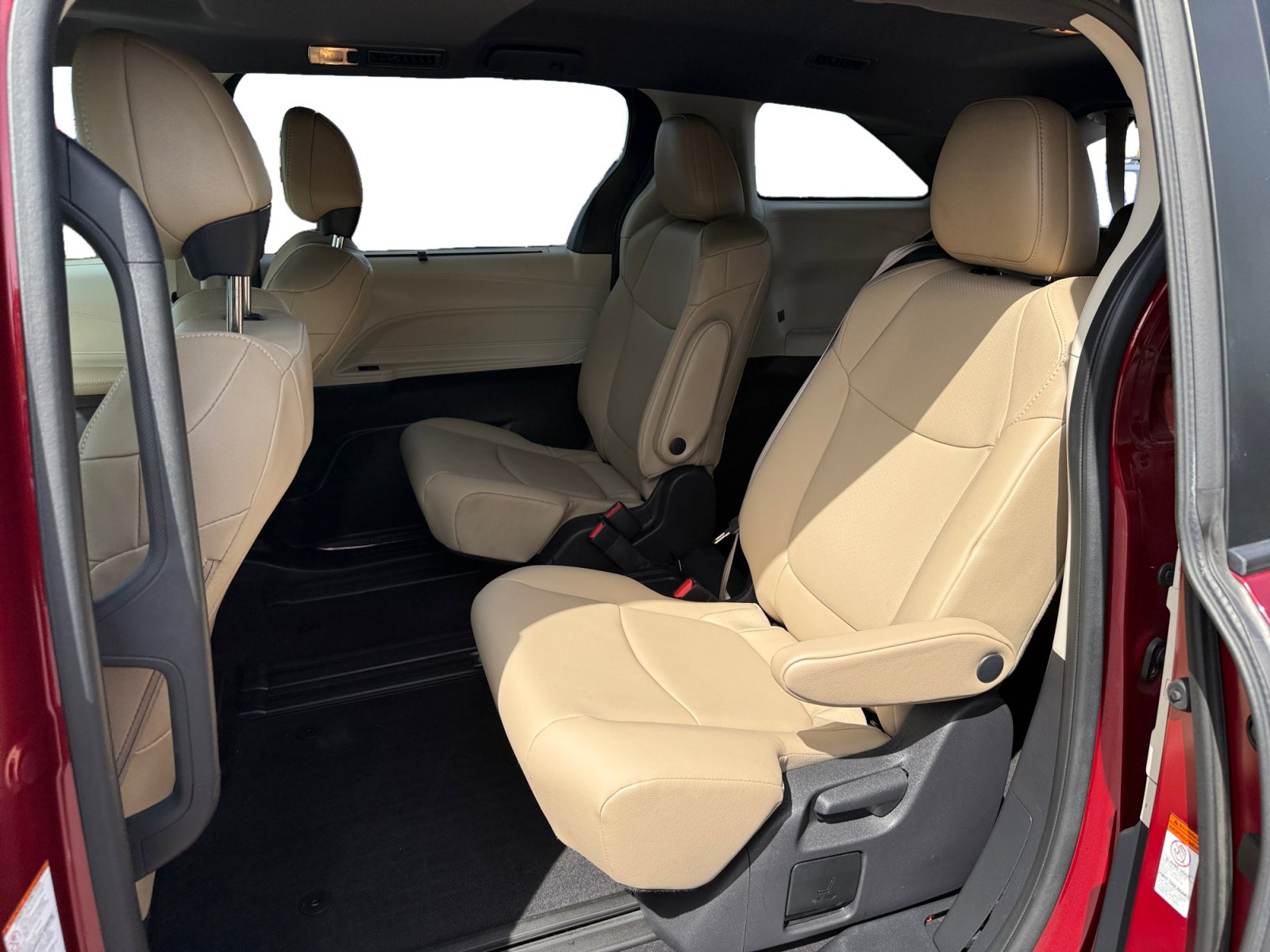 Used 2022 Toyota Sienna XLE w/ XLE Plus Package image 16