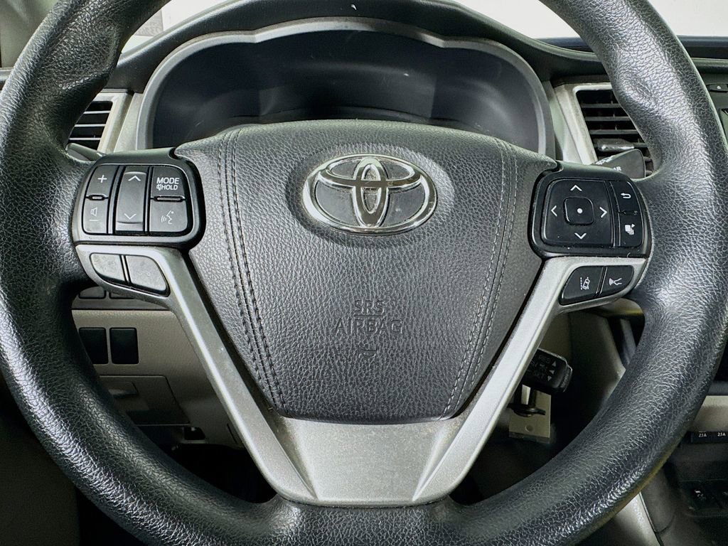 Used 2017 Toyota Highlander LE image 26