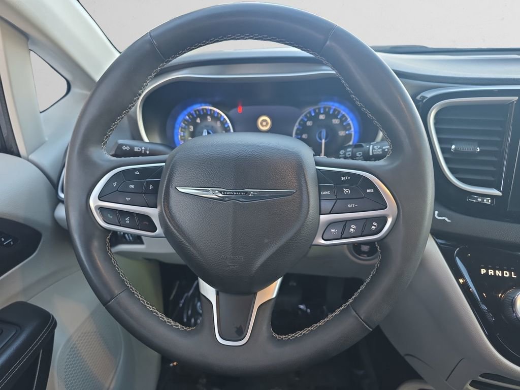 Used 2023 Chrysler Pacifica Touring-L image 13