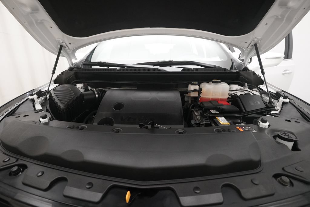 Used 2023 Buick Enclave Essence AWD/4WD image 3