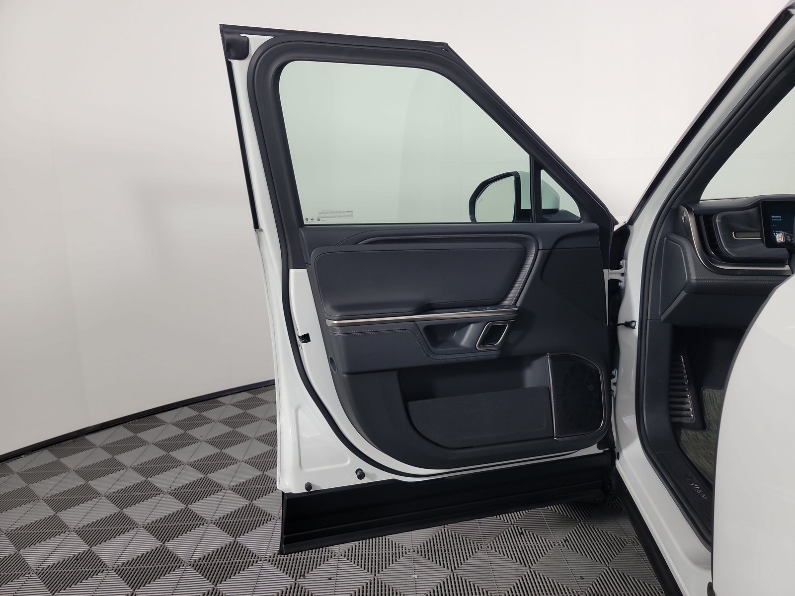Used 2024 Rivian R1S Adventure AWD/4WD image 16