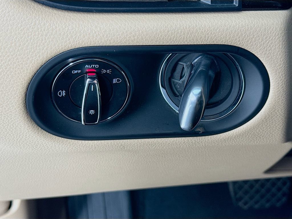 Certified 2023 Porsche Macan Turbo image 14