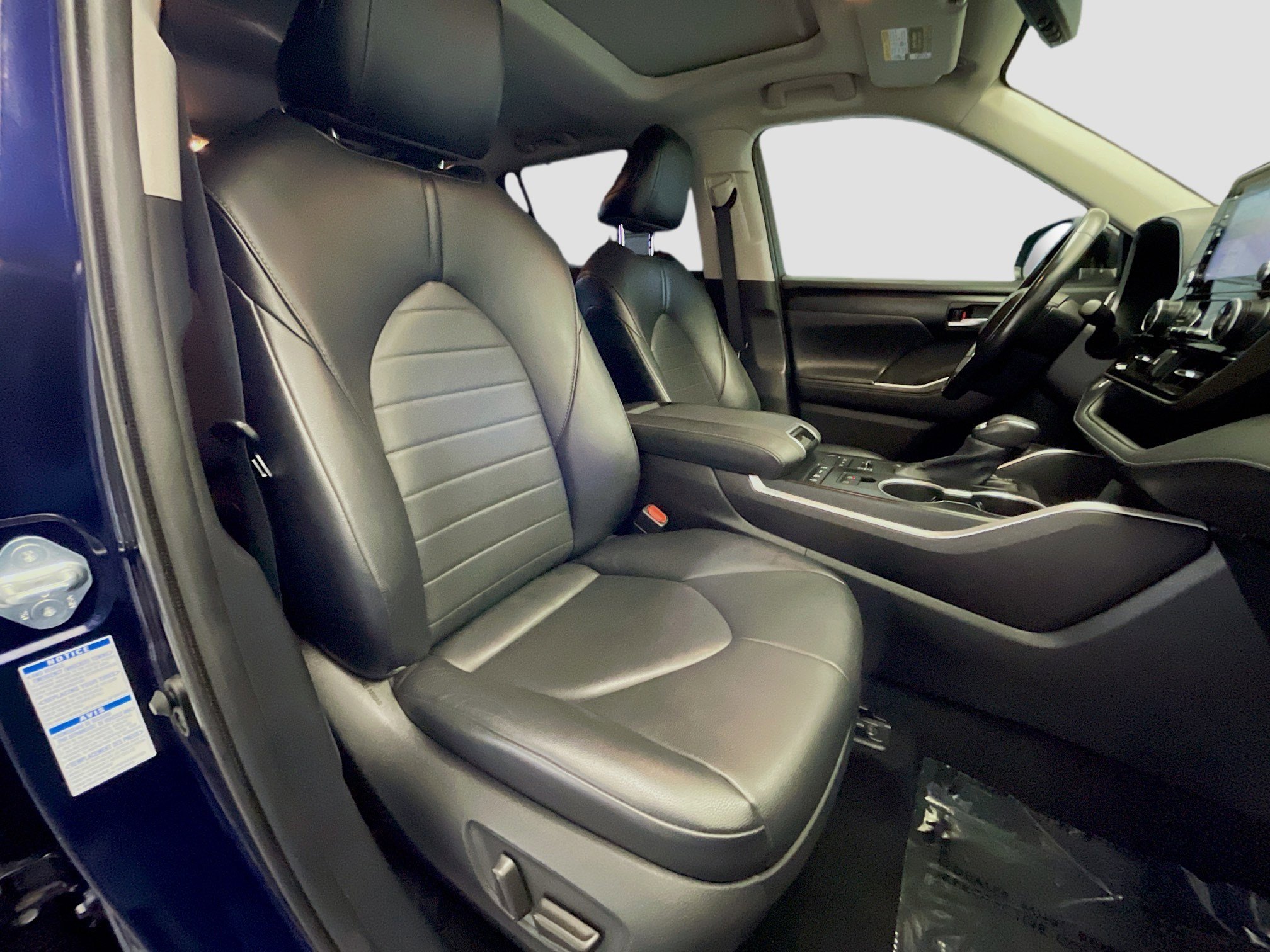 Used 2021 Toyota Highlander XLE AWD/4WD image 19