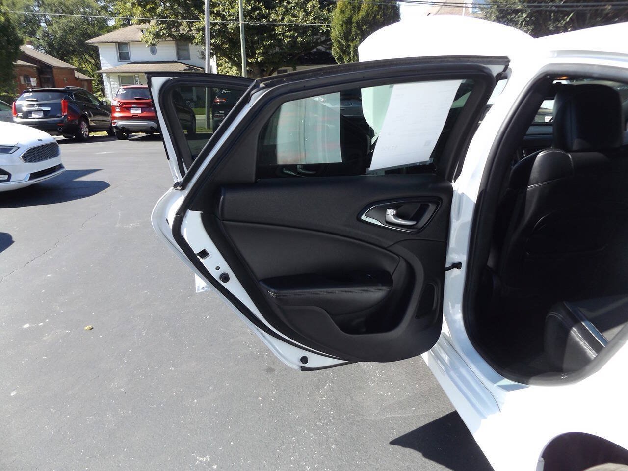 Used 2016 Chrysler 200 S AWD/4WD image 19