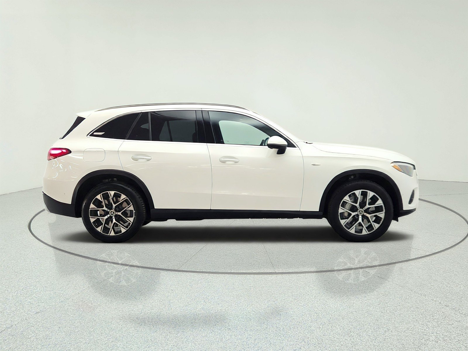 Used 2025 Mercedes-Benz GLC 350e 4MATIC image 4